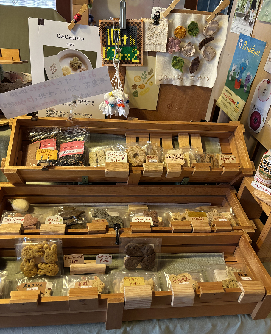 店内 木箱に沢山の焼き菓子が並べられている様子